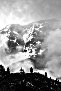 Berg im Nebel von Helge Reinke
