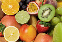 Fruchtiger Hintergrund aus reifen Obst und Früchten von Thomas Klee