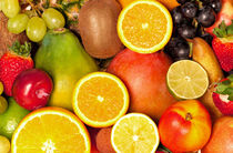 Fruchtiger Hintergrund aus reifen Obst und Früchten von Thomas Klee