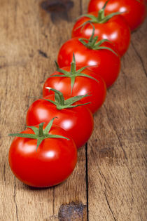 Fleischtomaten in der Reihe - Beef tomatoes in a row by Thomas Klee