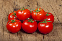 Fleischtomaten auf Holztisch - Beef tomatoes on wooden table by Thomas Klee