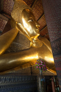 Reclining Buddha in Bangkok von Leighton Collins