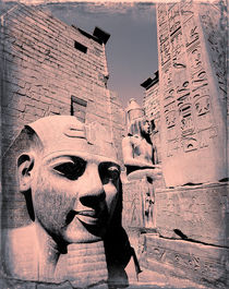 the gateway to Luxor temple Egypt with colossi of Ramses II von Sean Burke