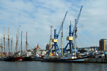 Kräne und Schiffe im Stadthafen Rostock von Sabine Radtke
