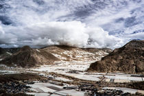 Kriechende Wolken in den Bergen von flylens