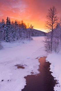 Sunrise over a river in winter near Levi, Finnish Lapland von Sara Winter