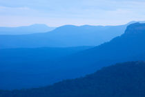 Layers of mountains at dusk, Blue Mountains, NSW, Australia von Sara Winter