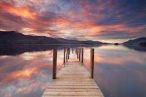 Flooded jetty in Derwent Water, Lake District, England at sunset von Sara Winter