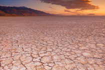 Cracked earth in remote Alvord Desert, Oregon, USA at sunrise von Sara Winter