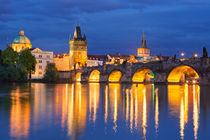 The Charles Bridge in Prague, Czech Republic at night von Sara Winter