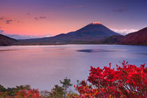 Last light on Mount Fuji and Lake Motosu, Japan von Sara Winter