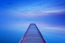 Jetty on a still lake at dawn in The Netherlands von Sara Winter