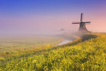 Traditional Dutch windmill at sunrise on a foggy morning von Sara Winter