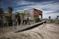 Beach lodge in wintertime cloudy Aguas Dulces - Süßes Wasser von Diana C. Bernardi