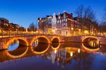 Bridges over canals in Amsterdam at night von Sara Winter