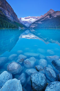 Lake Louise, Banff National Park, Canada at dawn von Sara Winter