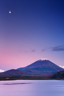 Moon over Mount Fuji and Lake Motosu in Japan von Sara Winter