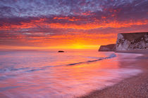 Cliffs at Durdle Door beach in Southern England at sunset von Sara Winter