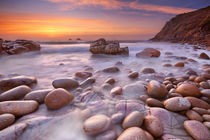 Rocky beach at sunset, Porth Nanven, Cornwall, England von Sara Winter