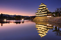 Matsumoto castle in Matsumoto, Japan at night von Sara Winter