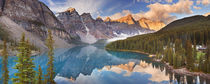 Moraine Lake at sunrise, Banff National Park, Canada von Sara Winter