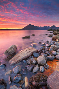 Spectacular sunset at the Elgol beach, Isle of Skye, Scotland von Sara Winter