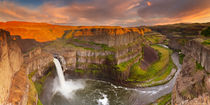 Palouse Falls in Washington, USA at sunset von Sara Winter