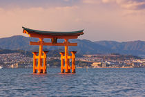 Miyajima torii gate, near Hiroshima, Japan von Sara Winter