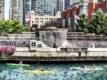Kayaking on the Chicago River Near Centennial Fountain von Susan Savad