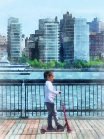 Manhattan - Little Girl on Scooter by Manhattan Skyline von Susan Savad