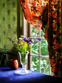 Vase of Flowers and Mug by Window von Susan Savad