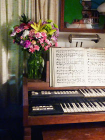 Organ and Bouquet of Flowers von Susan Savad