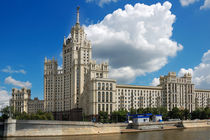 High-rise building on Kotelnicheskaya embankment of the Moscow river , Moscow, Russia von Yuri Hope