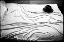 HAT ON BED von Rene Bui