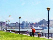 Hoboken NJ - Flying a Kite at Pier A Park Hoboken NJ. von Susan Savad
