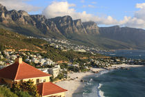 Küste von Kapstadt und Tafelberg in Südafrika by Mellieha Zacharias