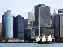 Manhattan NY - Schooner Against the Manhattan Skyline von Susan Savad