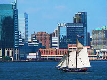 Manhattan NY - Yacht Against Manhattan Skyline von Susan Savad