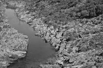 River on the Rocks. BW version von Angelo DeVal