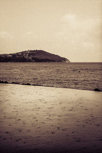 Pool und Meer im Regen (monochrome) von mroppx