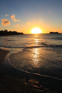 Sonnenuntergang am Naturstrand bei Kapstadt, Südafrika by Mellieha Zacharias