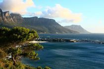 Küste bei Kapstadt mit Tafelberg in Südafrika von Mellieha Zacharias