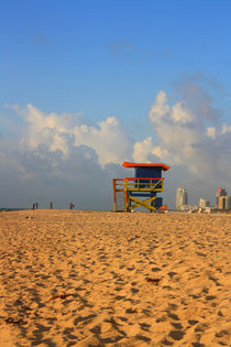 Art Deco Lifeguard - am Strand von Miami Beach by Mellieha Zacharias