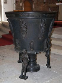 Tauffünte aus Bronze in der Rostocker Petrikirche von Sabine Radtke