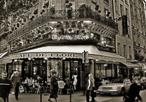 Famous and charming Parisien Cafe de Flore, at a corner in Paris von Carlos Alkmin
