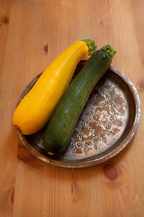 Gelbe und grüne Zucchini auf Kupferteller von lizcollet