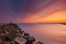 Sunset over harbour entrance at sea in IJmuiden, The Netherlands von Sara Winter