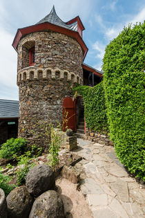 Burg Thurant - Rundturm mit Wehrgang by Erhard Hess