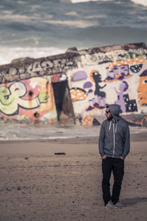 Portrait vor Bunker am Strand by hummelos