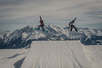 Snowboarder springen synchron by hummelos